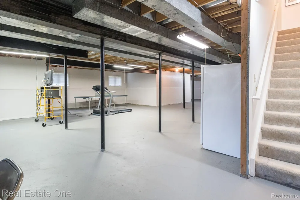 2038 Haverford Drive Troy City, MI 48098