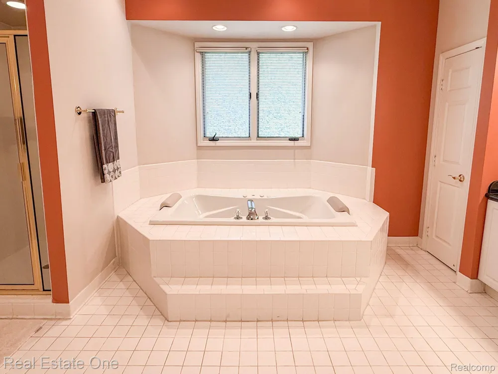 2038 Haverford Drive Troy City, MI 48098