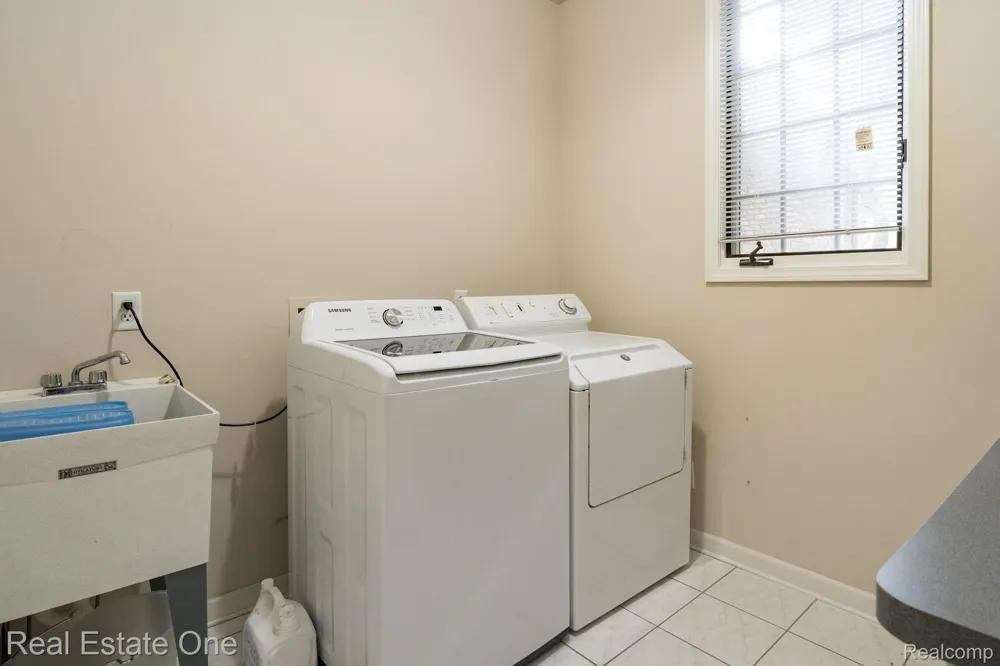 2038 Haverford Drive Troy City, MI 48098