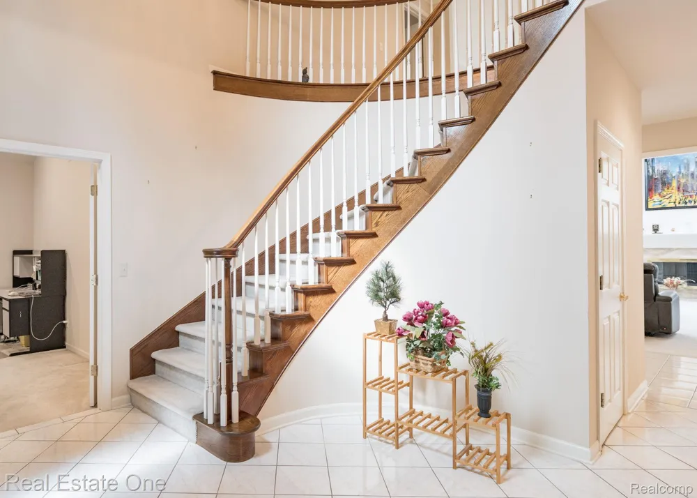 2038 Haverford Drive Troy City, MI 48098