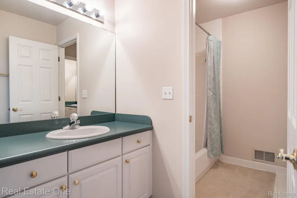 2038 Haverford Drive Troy City, MI 48098