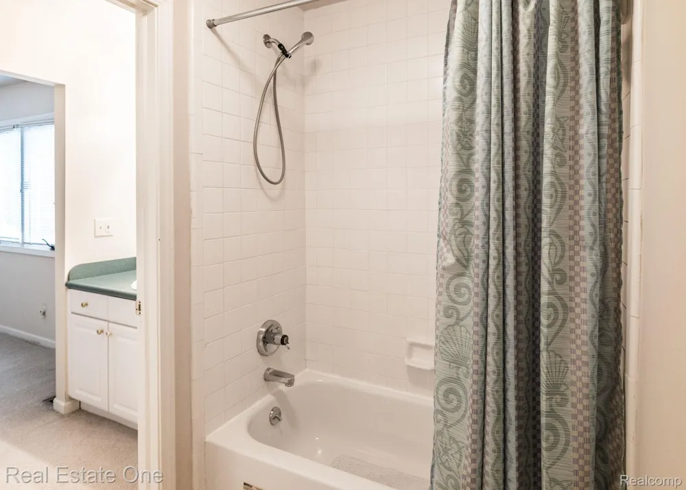 2038 Haverford Drive Troy City, MI 48098
