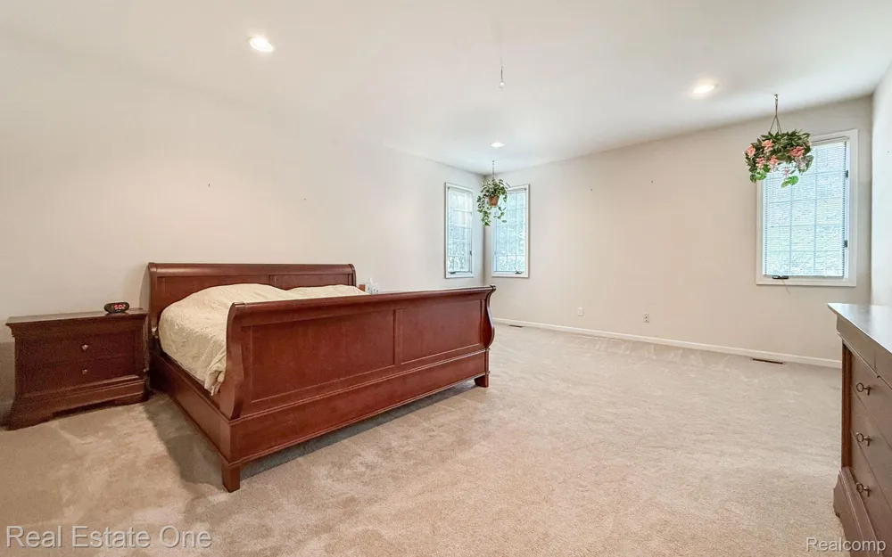 2038 Haverford Drive Troy City, MI 48098
