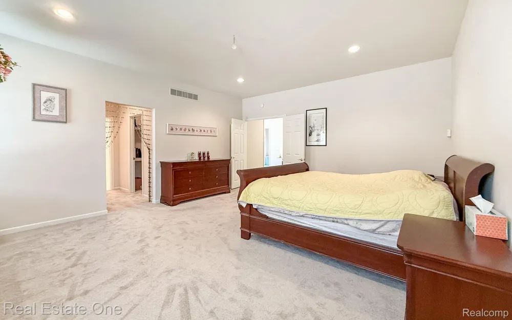 2038 Haverford Drive Troy City, MI 48098