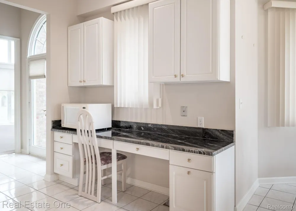 2038 Haverford Drive Troy City, MI 48098