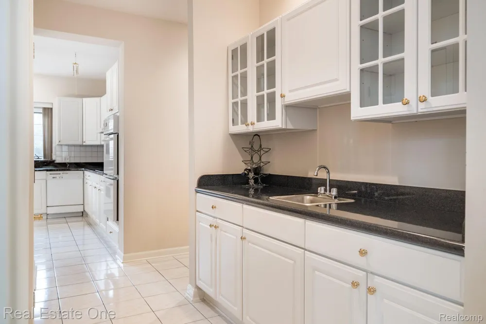 2038 Haverford Drive Troy City, MI 48098