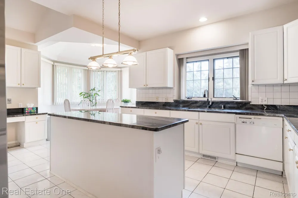 2038 Haverford Drive Troy City, MI 48098
