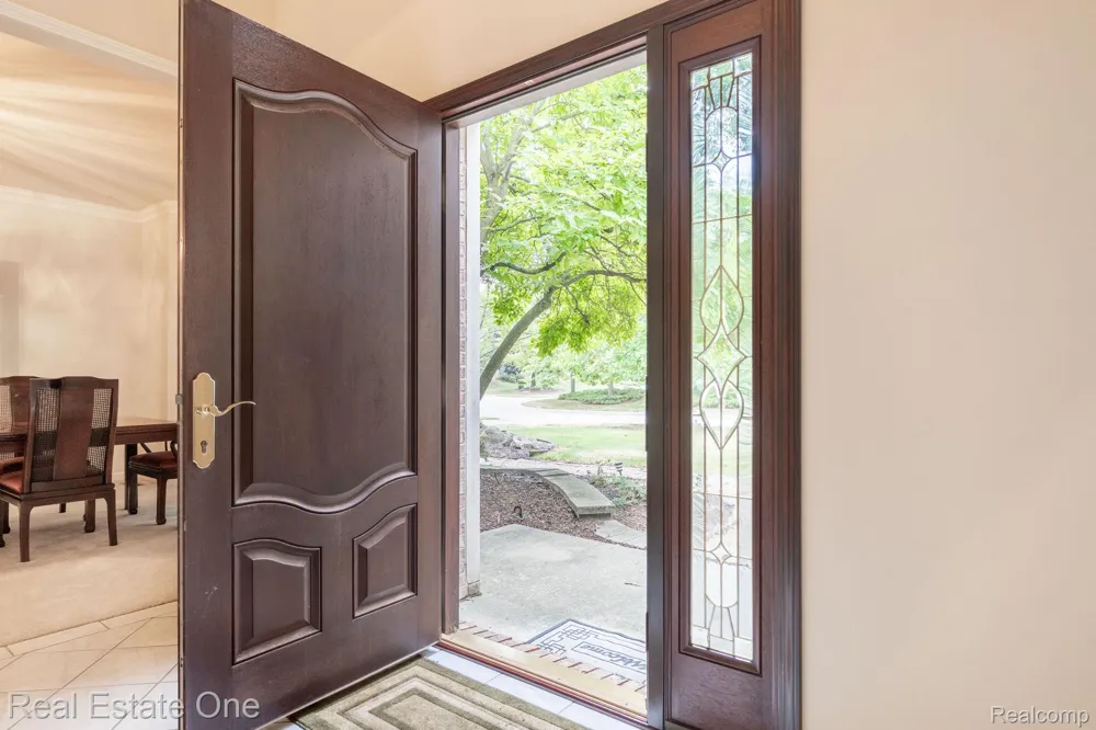 2038 Haverford Drive Troy City, MI 48098