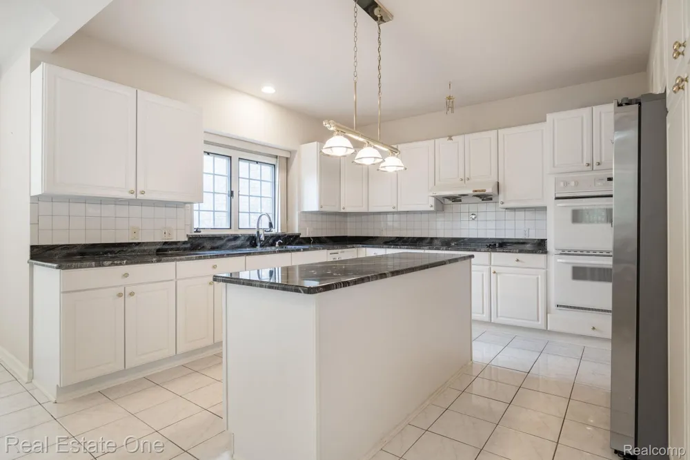 2038 Haverford Drive Troy City, MI 48098