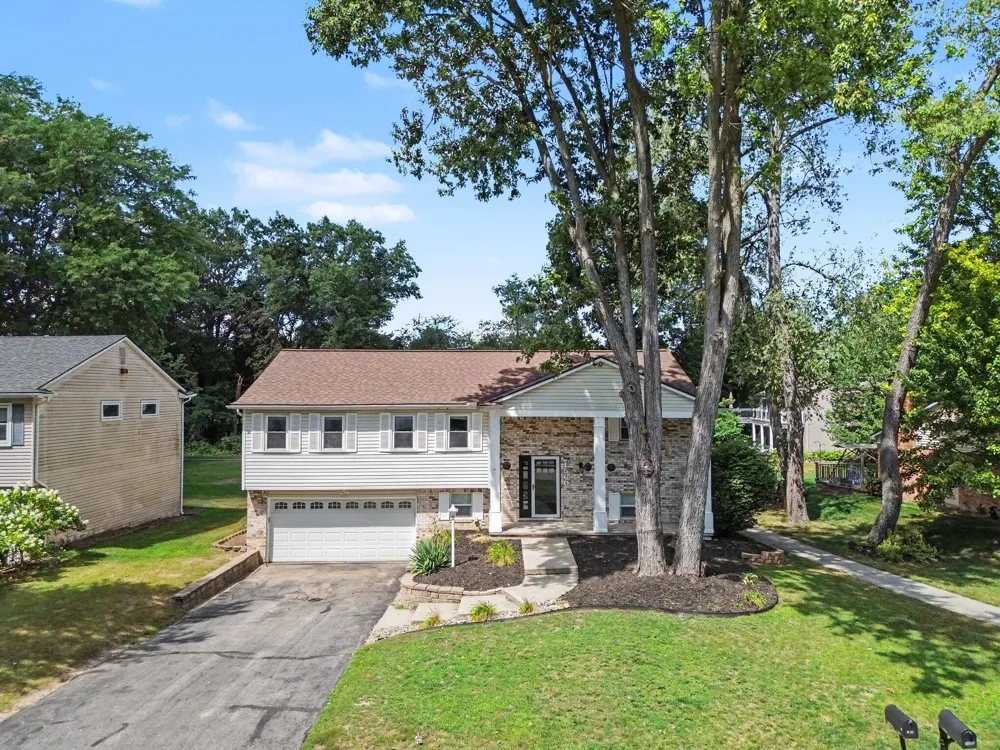 1560 Chanticlair Circle Wixom City, MI 48393