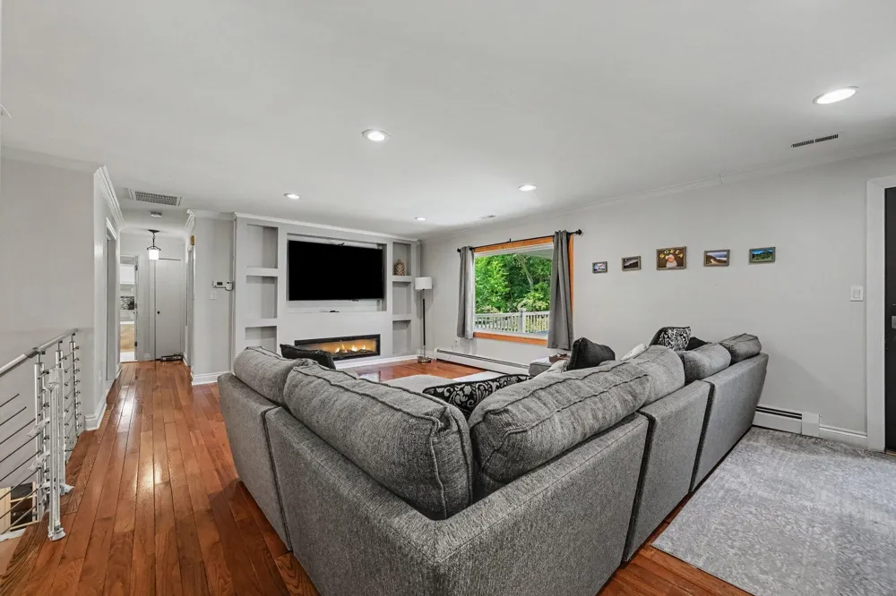 1560 Chanticlair Circle Wixom City, MI 48393