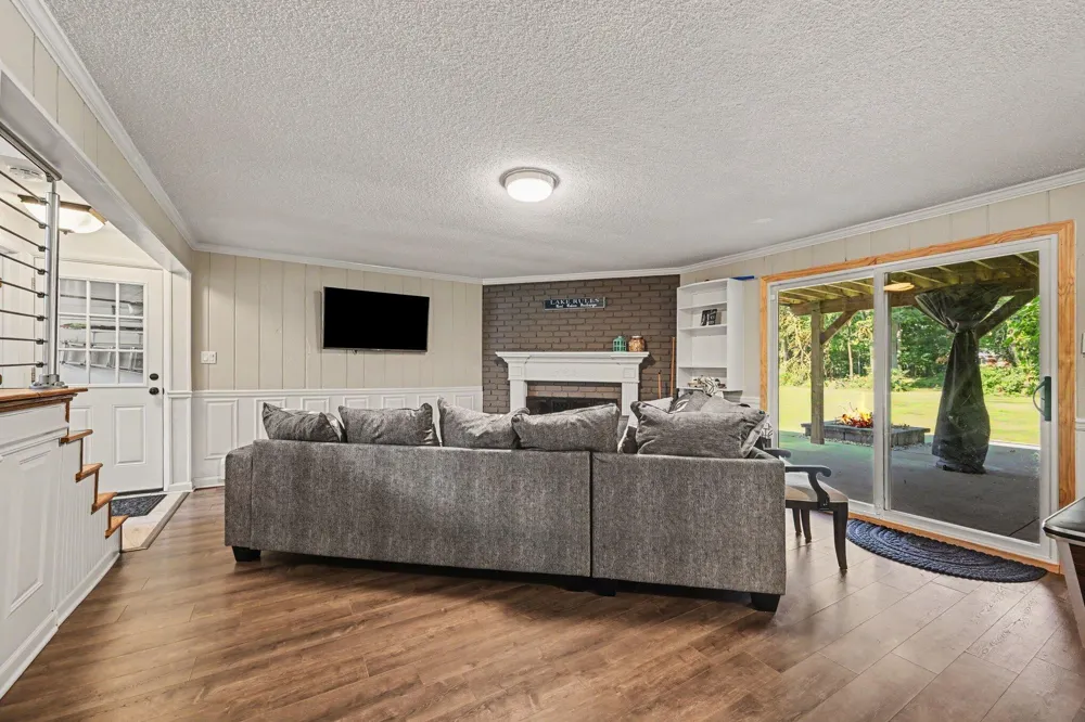 1560 Chanticlair Circle Wixom City, MI 48393