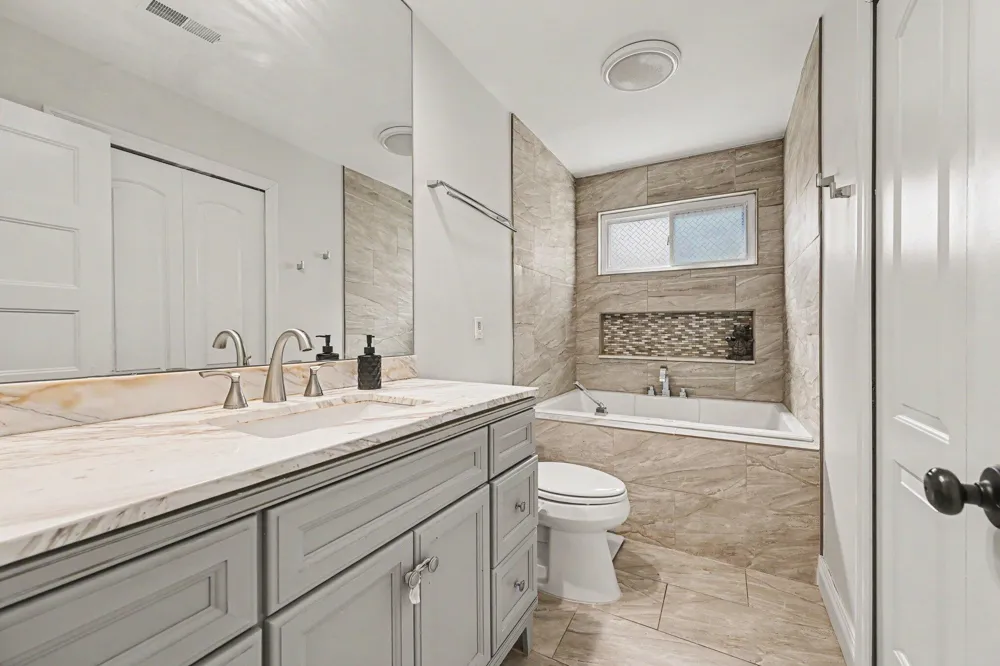 1560 Chanticlair Circle Wixom City, MI 48393
