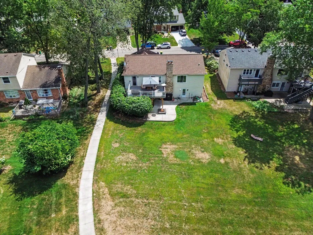 1560 Chanticlair Circle Wixom City, MI 48393