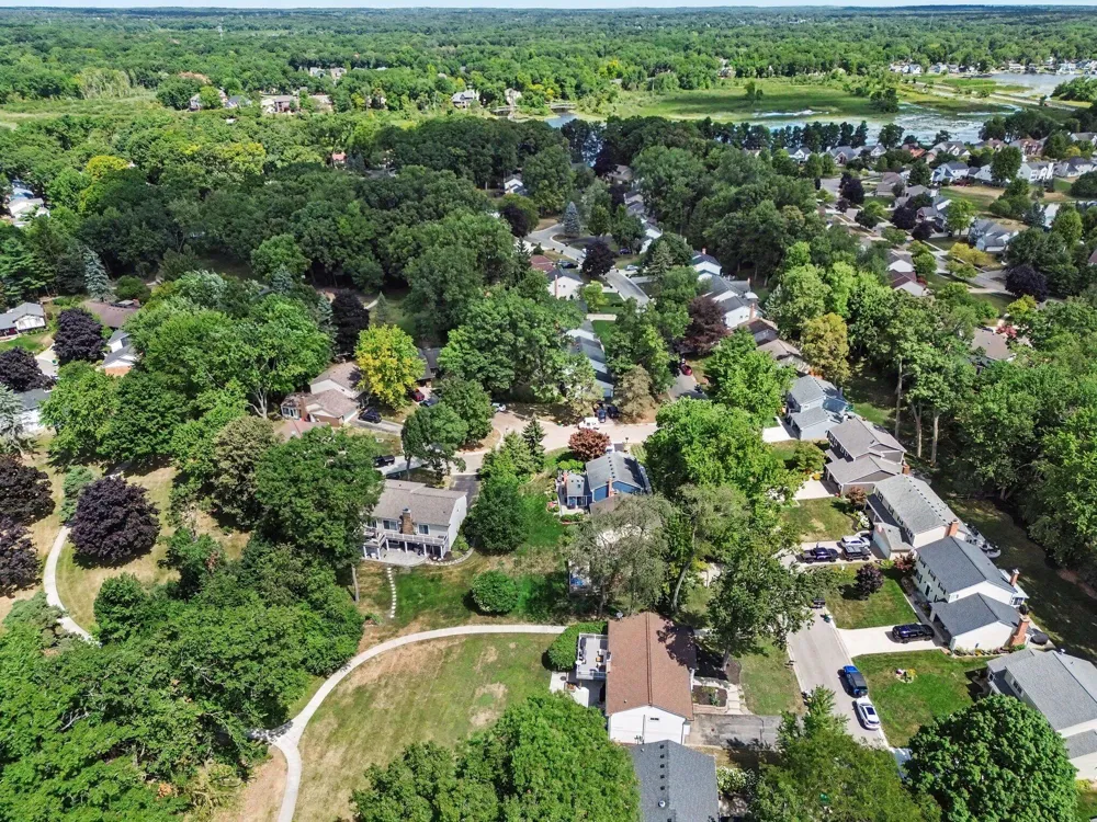 1560 Chanticlair Circle Wixom City, MI 48393