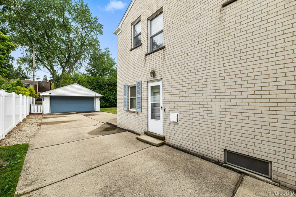 1877 Rosemont Road Berkley City, MI 48072
