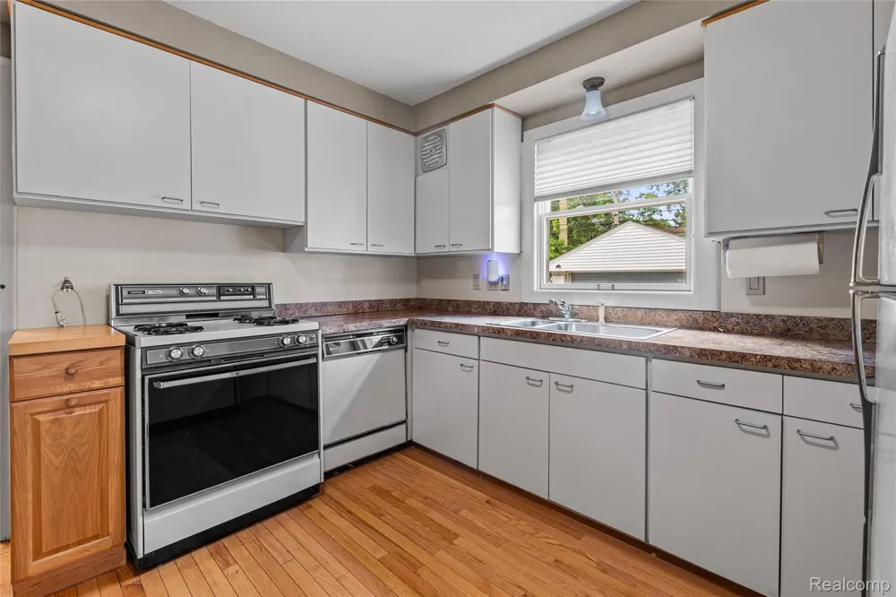 1877 Rosemont Road Berkley City, MI 48072