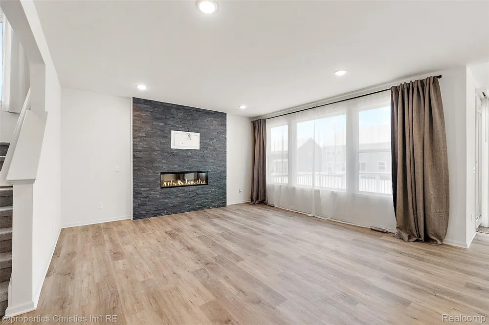 2436 Parkshore Drive Commerce Charter Township, MI 48382
