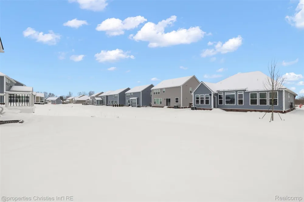 2436 Parkshore Drive Commerce Charter Township, MI 48382