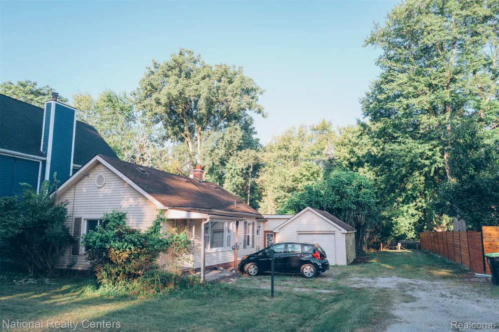 206 Bernstadt Street Novi City, MI 48377