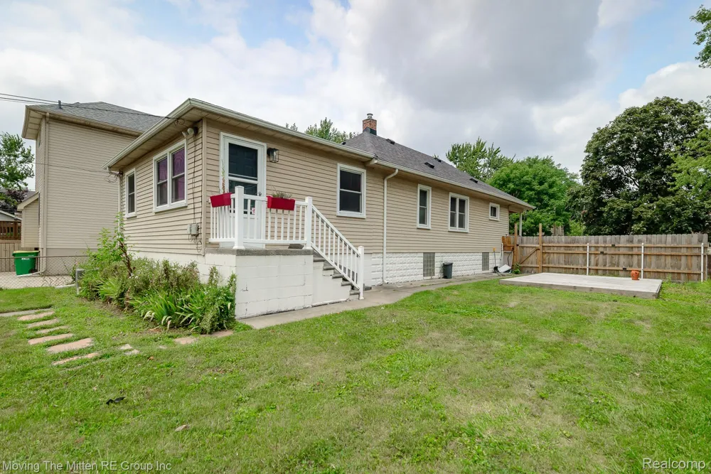 567 Superior Boulevard Wyandotte City, MI 48192