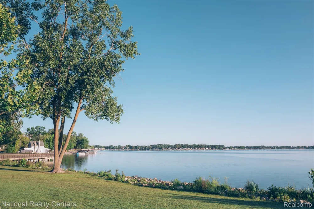 206 Bernstadt Street Novi City, MI 48377