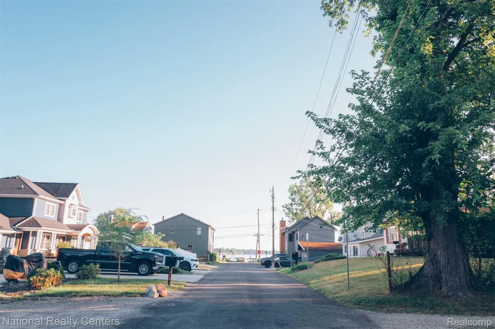 206 Bernstadt Street Novi City, MI 48377