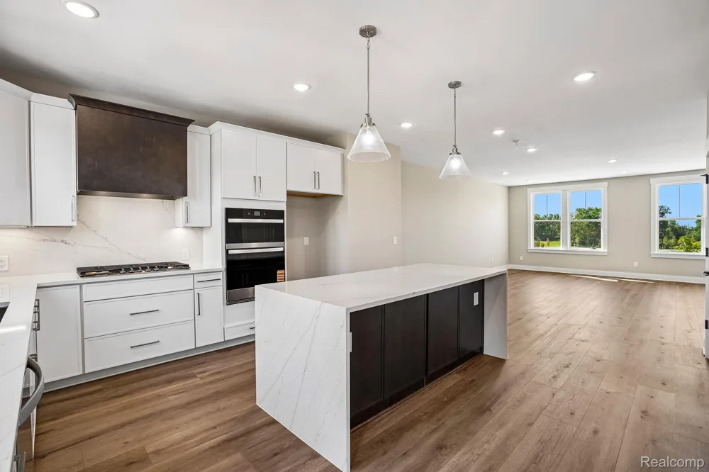 44070 Oakmont Drive Plymouth Charter Township, MI 48170