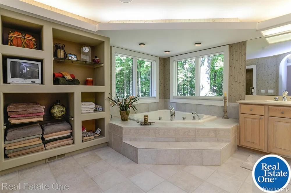 9673 CROSS CREEK DRIVE Green Oak Township, MI 48178