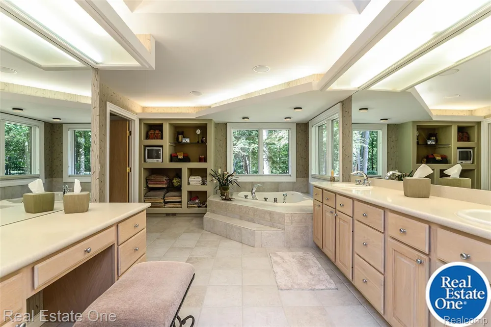 9673 CROSS CREEK DRIVE Green Oak Township, MI 48178