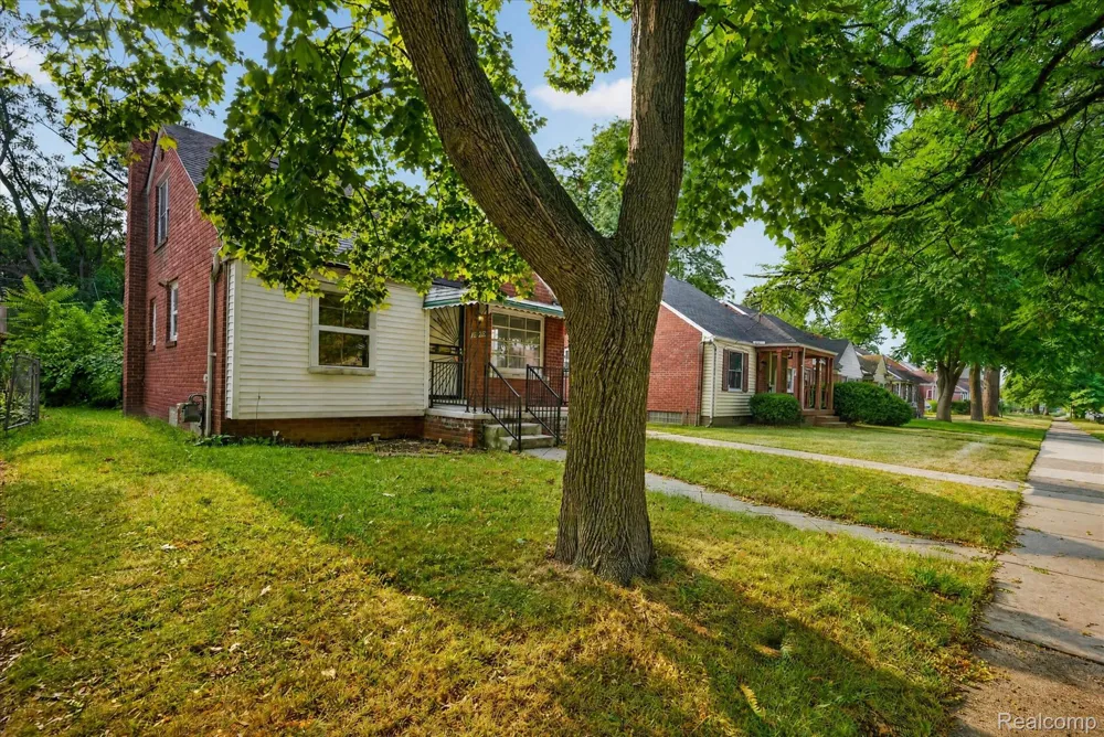 19490 Greenview Avenue Detroit City, MI 48219