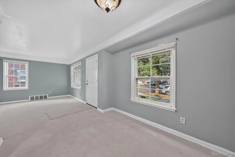 19490 Greenview Avenue Detroit City, MI 48219