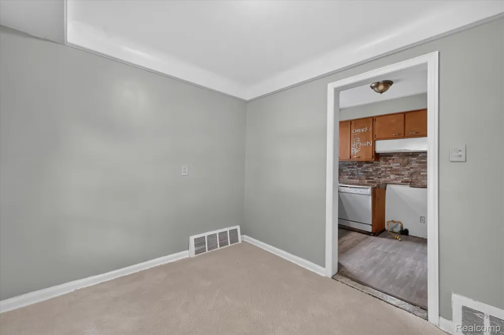 19490 Greenview Avenue Detroit City, MI 48219