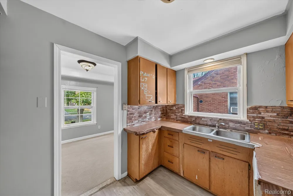 19490 Greenview Avenue Detroit City, MI 48219