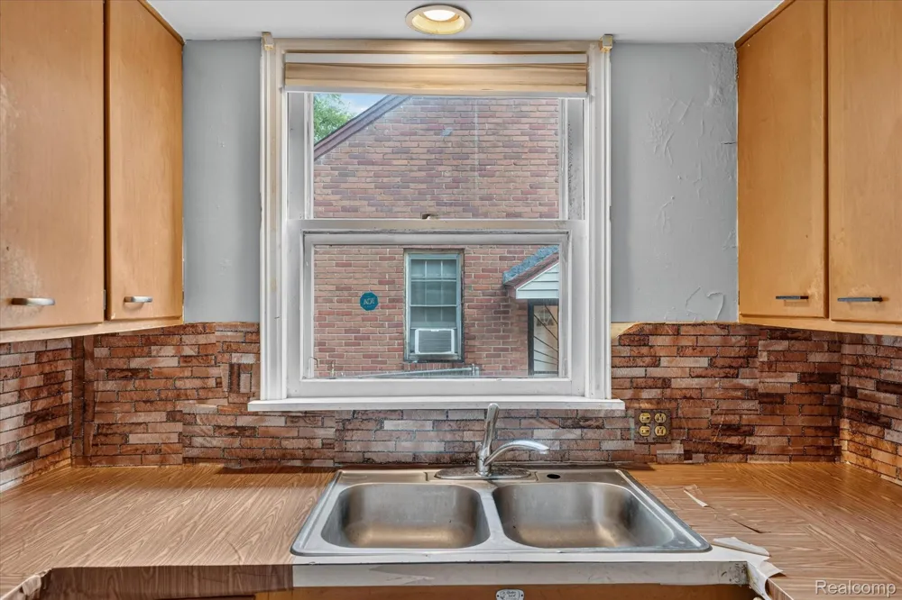 19490 Greenview Avenue Detroit City, MI 48219