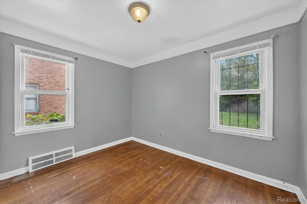 19490 Greenview Avenue Detroit City, MI 48219