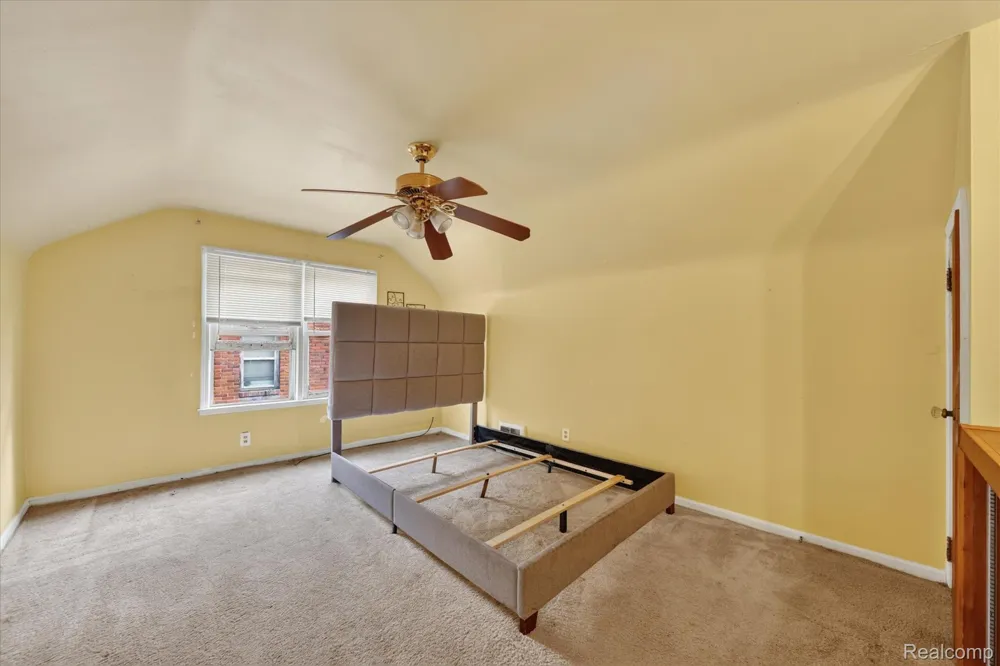 19490 Greenview Avenue Detroit City, MI 48219