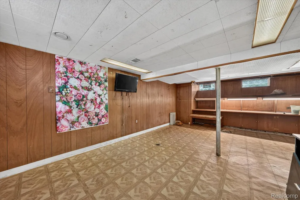 19490 Greenview Avenue Detroit City, MI 48219