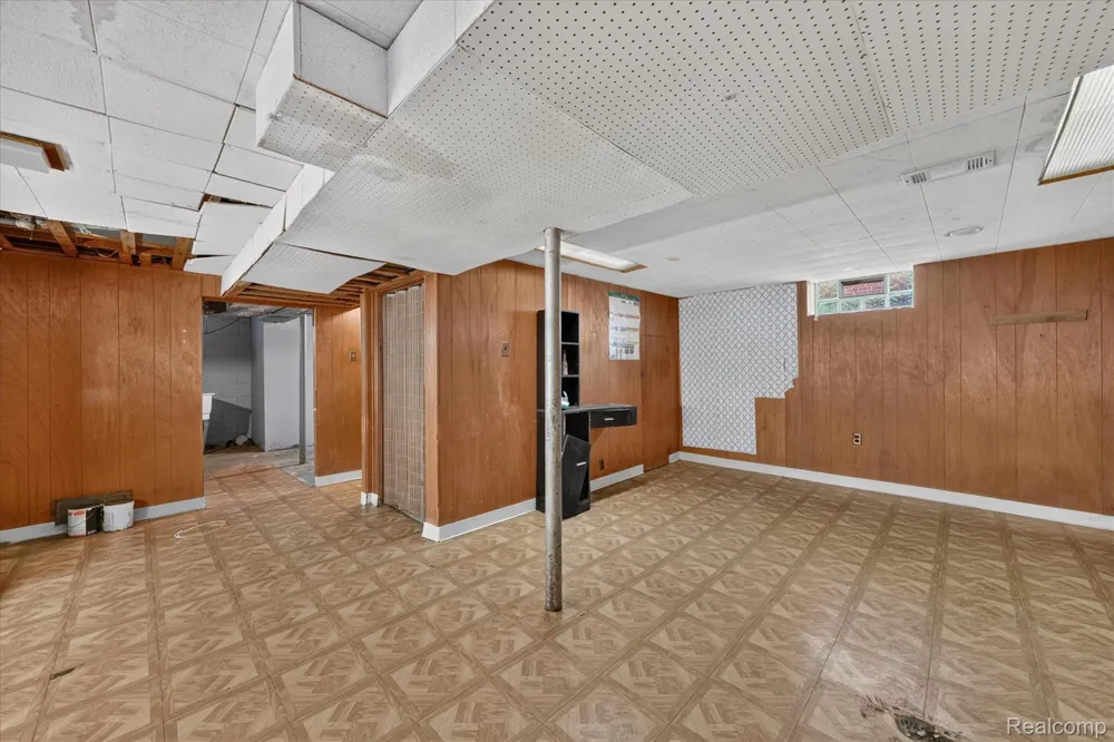 19490 Greenview Avenue Detroit City, MI 48219