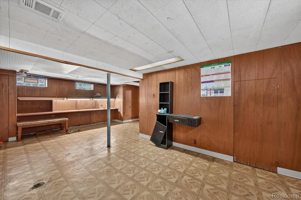 19490 Greenview Avenue Detroit City, MI 48219