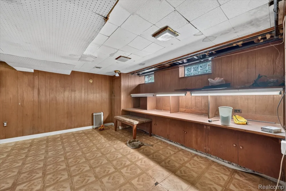 19490 Greenview Avenue Detroit City, MI 48219