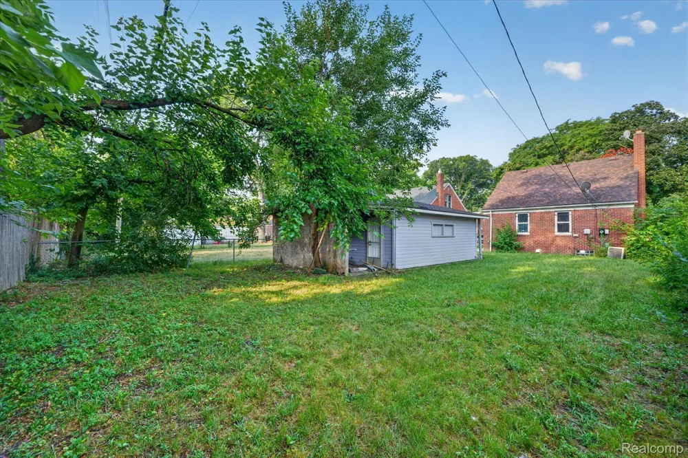 19490 Greenview Avenue Detroit City, MI 48219