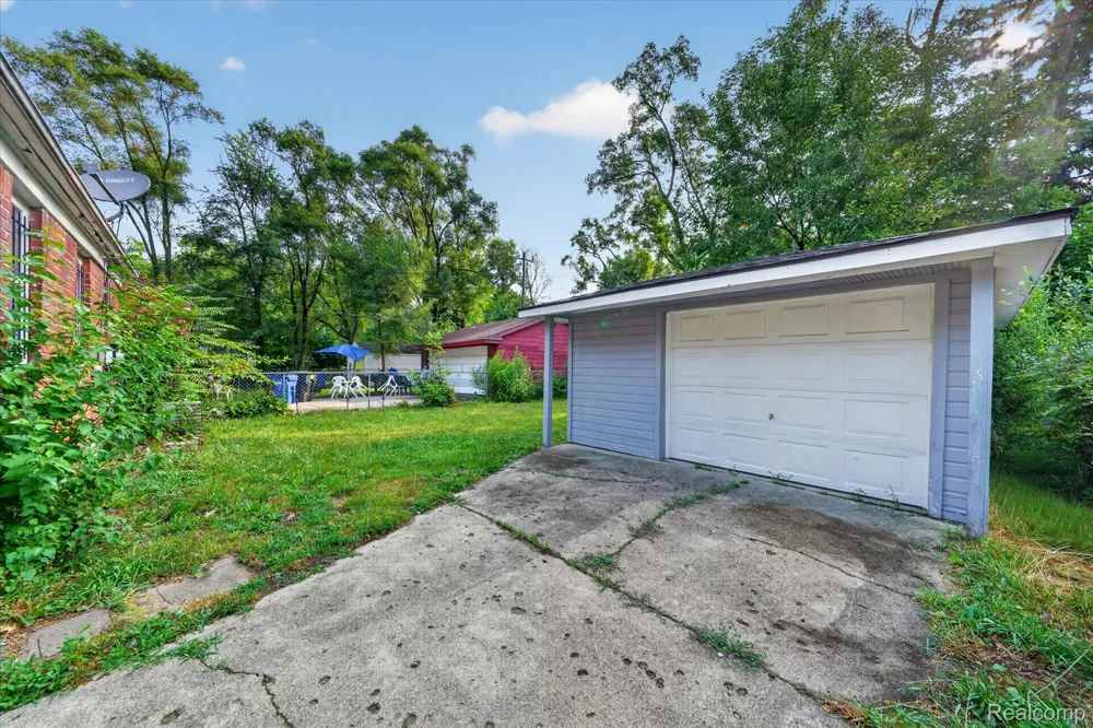 19490 Greenview Avenue Detroit City, MI 48219