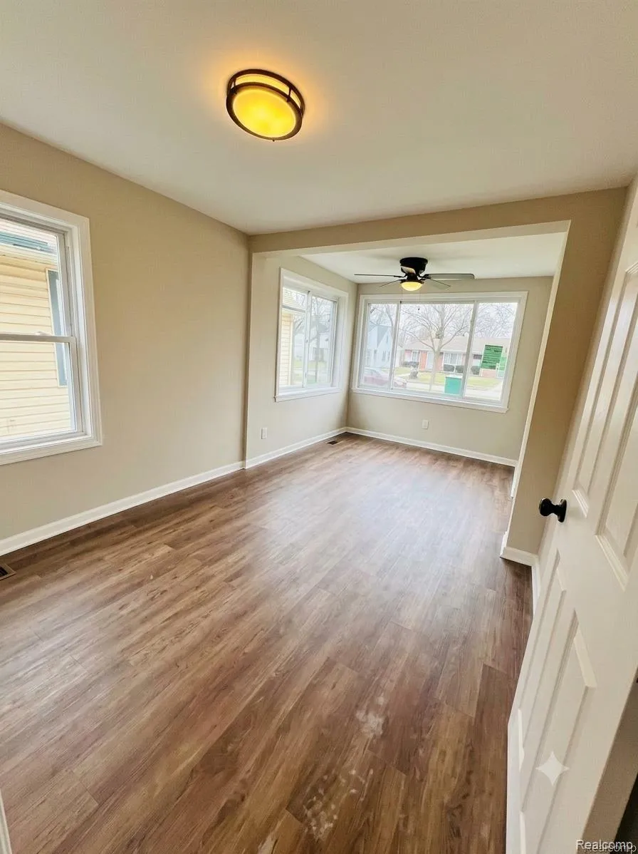 557 WHITE AVENUE Lincoln Park City, MI 48146