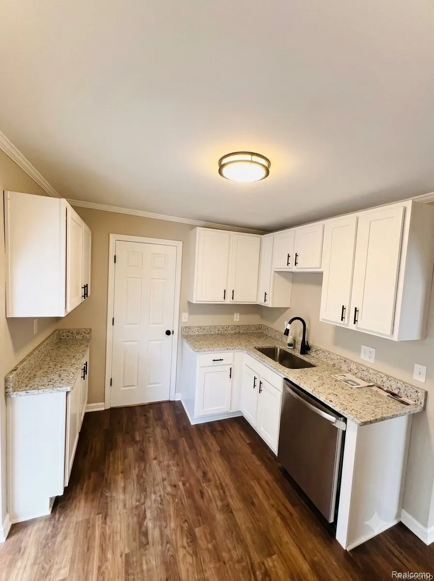 557 WHITE AVENUE Lincoln Park City, MI 48146