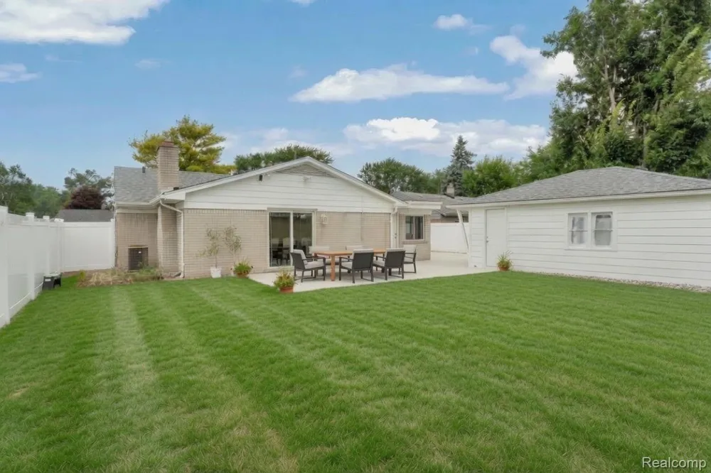 25452 Miracle Drive Madison Heights City, MI 48071