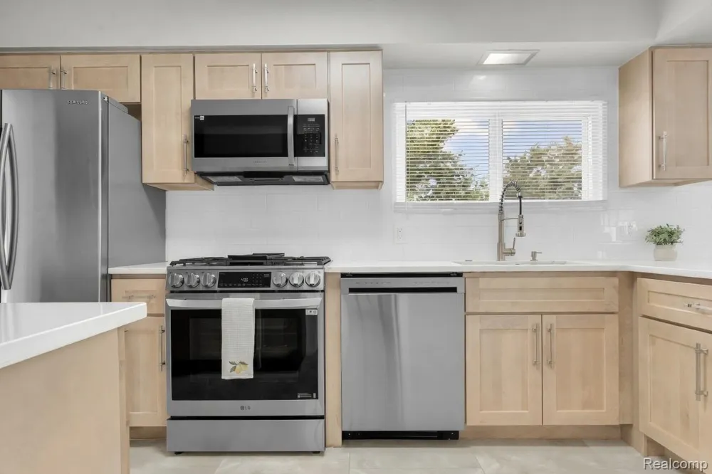 25452 Miracle Drive Madison Heights City, MI 48071