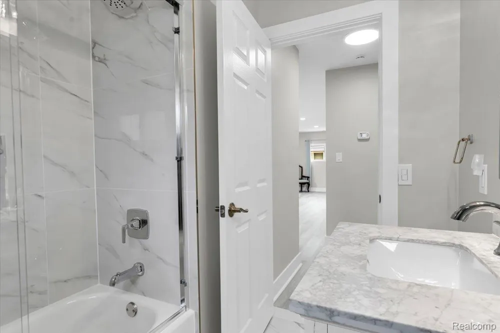 25452 Miracle Drive Madison Heights City, MI 48071