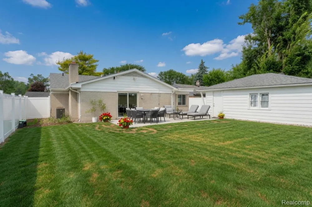 25452 Miracle Drive Madison Heights City, MI 48071