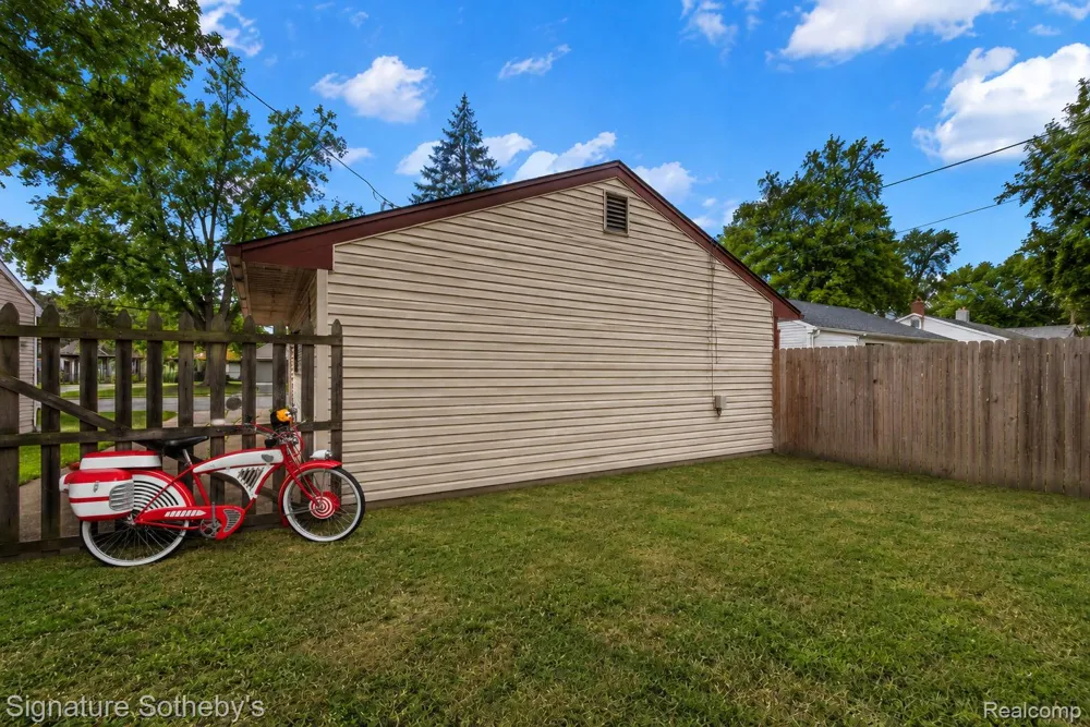 241 W Yale Avenue Pontiac City, MI 48340
